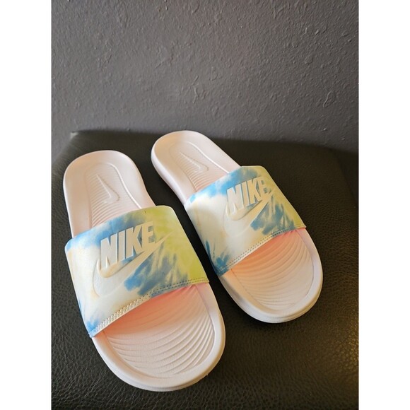WOMEN'S NIKE *VICTORI ONE SLIDE PRINT*‎ COLORS~/WHITE/BRIGHT MANGO SIZE 11 - Picture 1 of 10